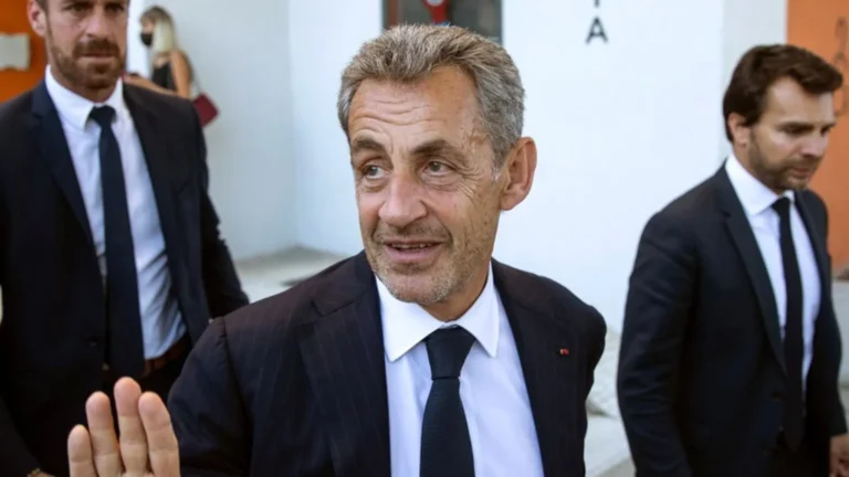 Der ehemalige französische Präsident wird wegen Wahlkampffinanzierung zu einer Haftstrafe verurteilt.