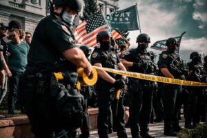 Die ecuadorianische Polizei stürmt ein von Unruhen heimgesuchtes Gefängnis, in dem 116 Menschen ums Leben kamen.